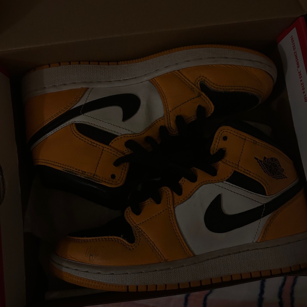 Nike Men's Black and Yellow Sneakers